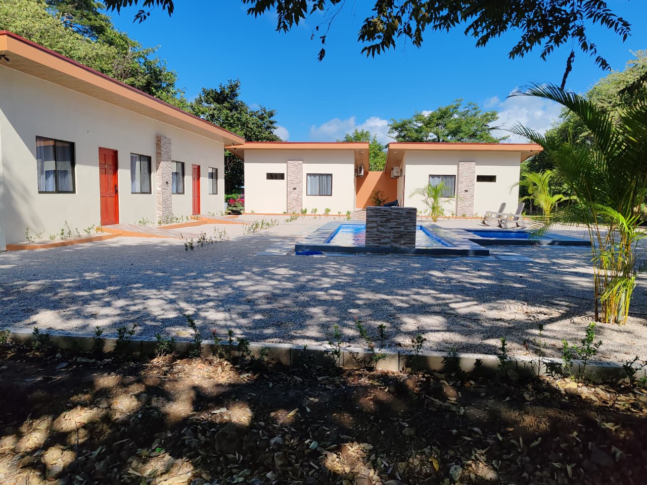 Vista de piscina y cabinas